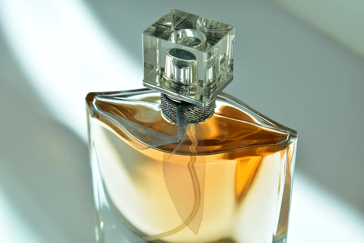 De kracht van parfum: vijf iconische damesgeuren die jouw uitstraling bepalen.
